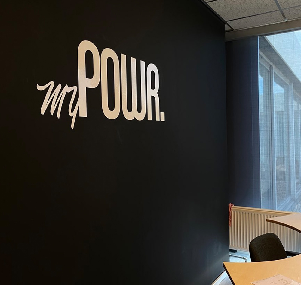MYPOWER | MUUR BESTICKERING